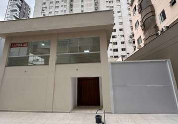 Casa comercial para locação no centro de balneário camboriú