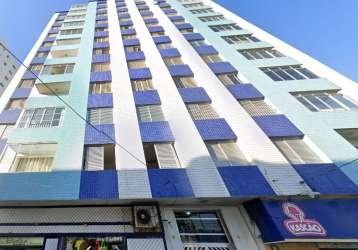 Apartamento de 2 dormitórios, prédio frente mar com elevador, aceita 3 depósitos.