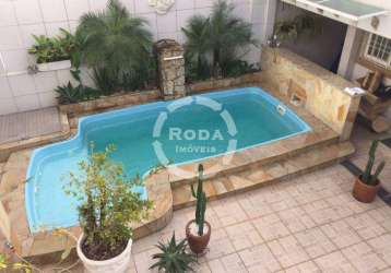 Sobrado com edícula e piscina a venda em santos, localizado no bairro do boqueirão.