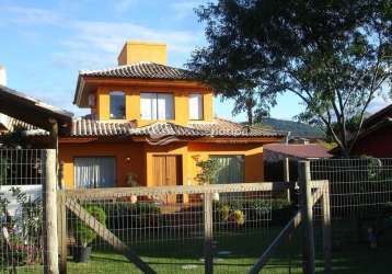 Casa à venda com 2 dormitórios e arquitetura asiática, no rio tavares, florianópolis, sc