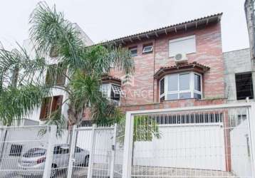 Elegance imóveis vende casa no bairro chácara das pedras no valor de r$ 1.400.000,00 com terraço, churrasqueira, piscina e garagem para 4 carros.