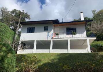 Excelente casa em cond. fechado em campos do jordão/sp, com 96 m² a.u., 2 dormitórios (1 suíte), sala, cozinha, varanda (ref 19.518)