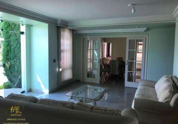 Casa confortável, com piscina, no bairro horto em campos-rj