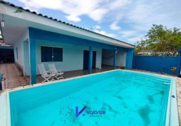 Casa com piscina próximo ao mar