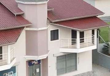 Casa com sala comercial