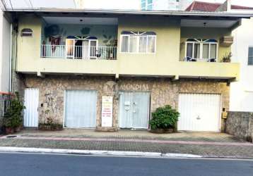 Casa diferenciada na quadra do mar , centro, balneário camboriú - sc