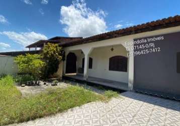 Ampla casa em estilo colonial, varandas frete, lateral e fundos