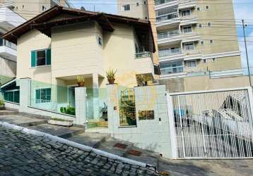 Casa em camboriú com 03 dormitórios e piscina!