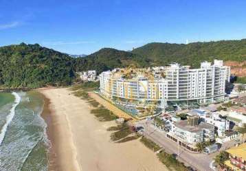 Terrano quadra mar na praia brava sc