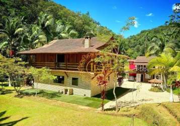 Sítio com duas casas 06 dormitórios moibiliados e decoradas(sítio possuí  lago, deck e uma  vista maravilhosa)