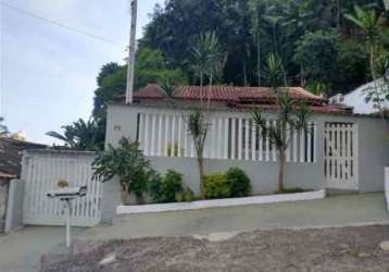 Excelente casa localizada no bairro pedreira, em mongaguá