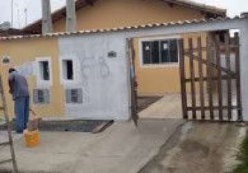 Excelente casa localizada no jardim umuarama, em itanhaém - em rua calçada, possui espaço para piscina.