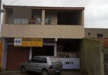 Casa com salão comercial no jardim caraminguava, em peruíbe - lado praia, em rua calçada, possui salão comercial.