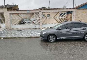 Casa em condomínio em praia grande, com quintal e garagem.