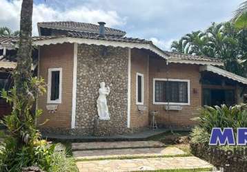 Casa com 4 dormitórios, sendo 3 suítes, com piscina, jacuzzi, forno a lenha e churrasqueira. condomínio fechado