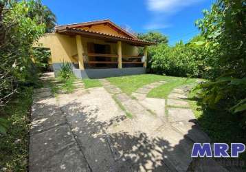 Casa à venda em ubatuba, muito bem localizada no bairro da maranduba a 150 metros da praia.