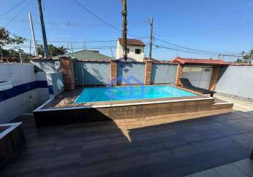 Casa com piscina, churrasqueira, fogão a lenha e 03 dormitórios sendo 01 suíte à venda no bairro do