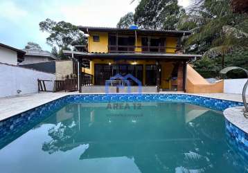 Casa em condomínio para locação no bairro cocanha em caraguatatuba, sp - com 3 suítes, piscina, chu