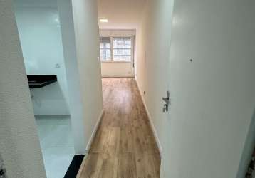 Apartamento todo reformado, na quadra da praia, vista lateral do mar, 1 dormitório na pompéia em santos!!!