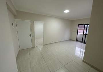 Apartamento reformado, sala com varanda, 2 dorms, dep. emp. no macuco em santos!!!