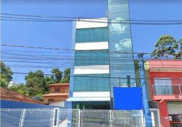 Locação de salão comercial no centro de arujá/sp, oportunidade de negócio de 143m² com 02 toaletes e 01 vaga de estacionamento. consulte-nos.