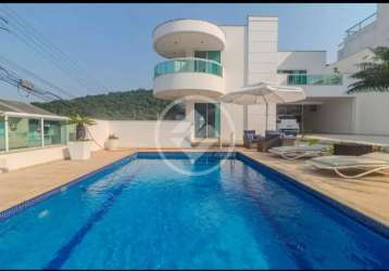 Linda casa no ariribá em balneário camboriú com piscina