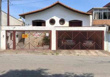 Casa térrea no bairro de veleiros, com ótima localização.