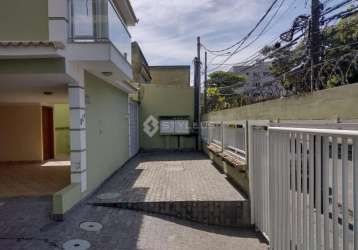 Casa em condomínio fechado com 3 quartos à venda na rua parintins, praça seca, rio de janeiro, 127 m2 por r$ 395.000