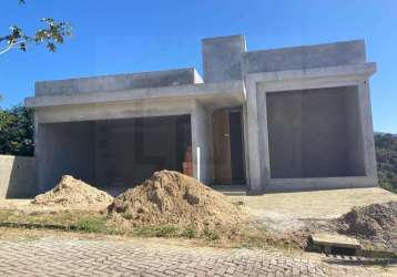 Casa em construção com projeto completo para energia solar e ótima localização