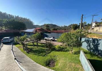 Belíssima casa com piscina e 4 dormitórios