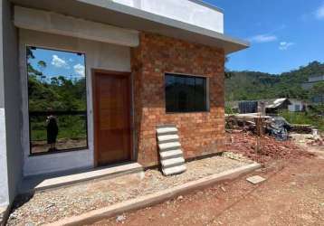 Linda casa baixa de 3 dormitórios sendo 1 suíte