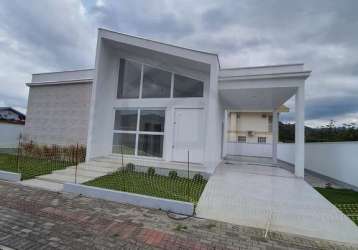 Casa alto padrão com três dormitórios sendo uma suíte na guabiruba