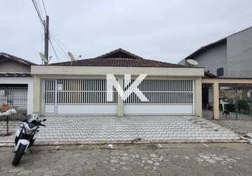 Casa de condomínio térrea,  dormitório, área de serviço, localizado na mirim.