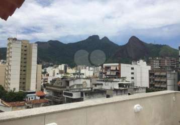 Belíssima cobertura em vila isabel na rua emília sampaio.