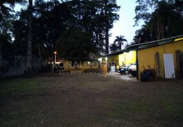 Casa em terreno bem grande arborizado , local tranquilo, próximo a represa