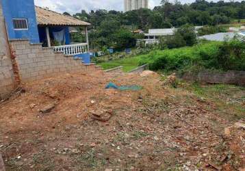 Terreno c/ 270 m², topografia em declive, rua de fácil acesso, bairro colonia