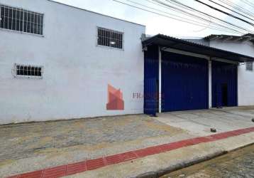 Locação: galpão reformado com portão nível zero, 500m2, bairro cordeiros, itajai/sc!