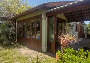 Linda casa de esquina em região de moradores