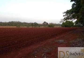 Excelente sítio a venda na região de tatuí-sp! com 15,70 alqueires, topografia plana, terra vermelha e fundo com ribeirão. ideal para haras!