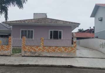 Belíssima casa disponível para locação com 4 dormitórios