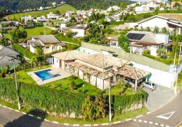 Casa a venda térrea no condomínio serra da estrela em atibaia. 5 dormitórios, piscina, churrasqueira e amplo espaço gramado.