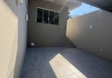 Sobrado em recreio maristela, atibaia: 3 suítes, 107m², r$ 740.000