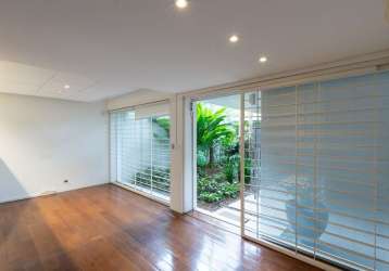 Elegante sobrado para venda com 3 quartos, 216m²