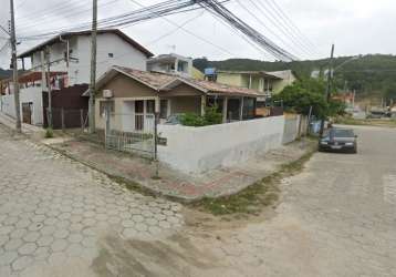 Conjunto com três casas geminadas à venda em bombas