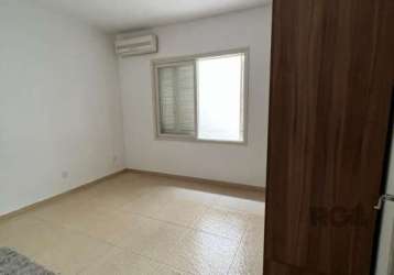 Vende-se casa com 4 dormitórios, todos com ar condicionado split.&lt;br&gt;imóvel com ótimo estado de conservação, com 2 banheiros, cozinha, com pátio na frente e nos fundos, gradeado, com vaga de gar