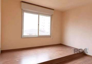 Apartamento de 45m² com 1 dormitório, banheiro, living para dois ambientes, cozinha, área de serviço separada e 1 vaga de garagem rotativa. último andar, bem iluminado e ventilado. está localizado no 