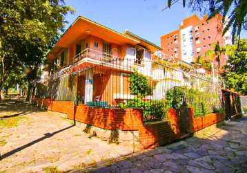 Na esquina da dario pederneiras com joão dutra, casa desocupada, serve para uso residencial ou comercial. parte inferior: hall de entrada, gabinete, 3 salas, lareira, lavabo, copa-cozinha, banheiro au