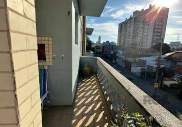 Excelente apartamento, living com sacada, dois quartos com sacada, copa cozinha, área de serviço, banheiro social e banheiro auxiliar. proporcionando luz solar abundante em todas as áreas, sol norte. 