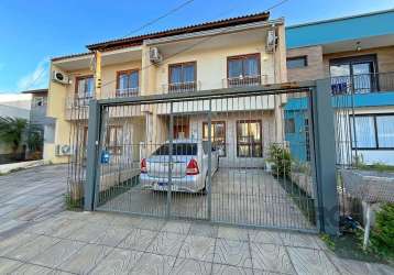 Casa com três dormitórios, suíte, sala ampla, cozinha (ficam móveis planejados e splits). pátio,  piscina aquecida com painel solar, churrasqueira com pia e armário, gradeada.