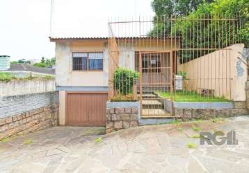 Casa 2 dormitórios, sala ampla, banheiro, cozinha, área de serviço e garagem fechada.  edícula de 2 pisos(parte de trás) sala, 2 dormitórios, banheiro, cozinha com churrasqueira.